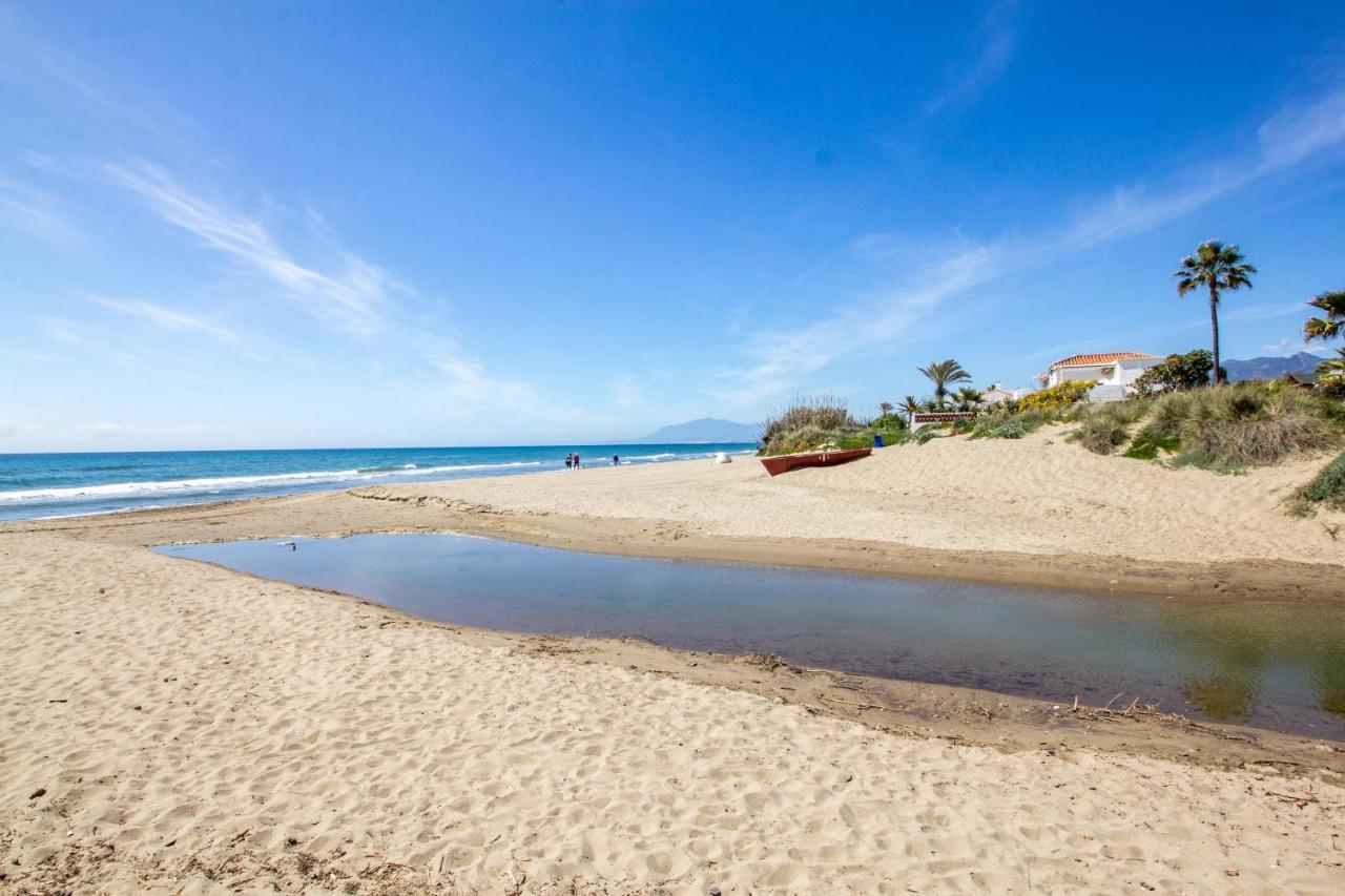 Perfectly Located Beachside Apartment In Elviria 마르베야 외부 사진