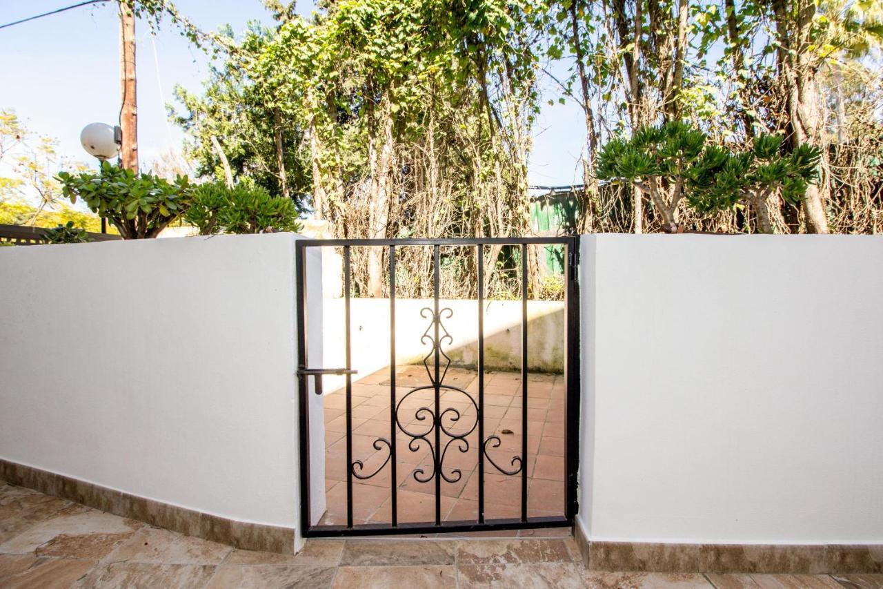 Perfectly Located Beachside Apartment In Elviria 마르베야 외부 사진
