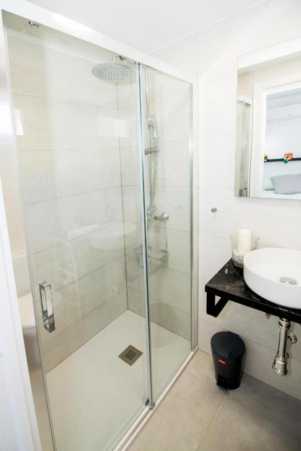 Perfectly Located Beachside Apartment In Elviria 마르베야 외부 사진